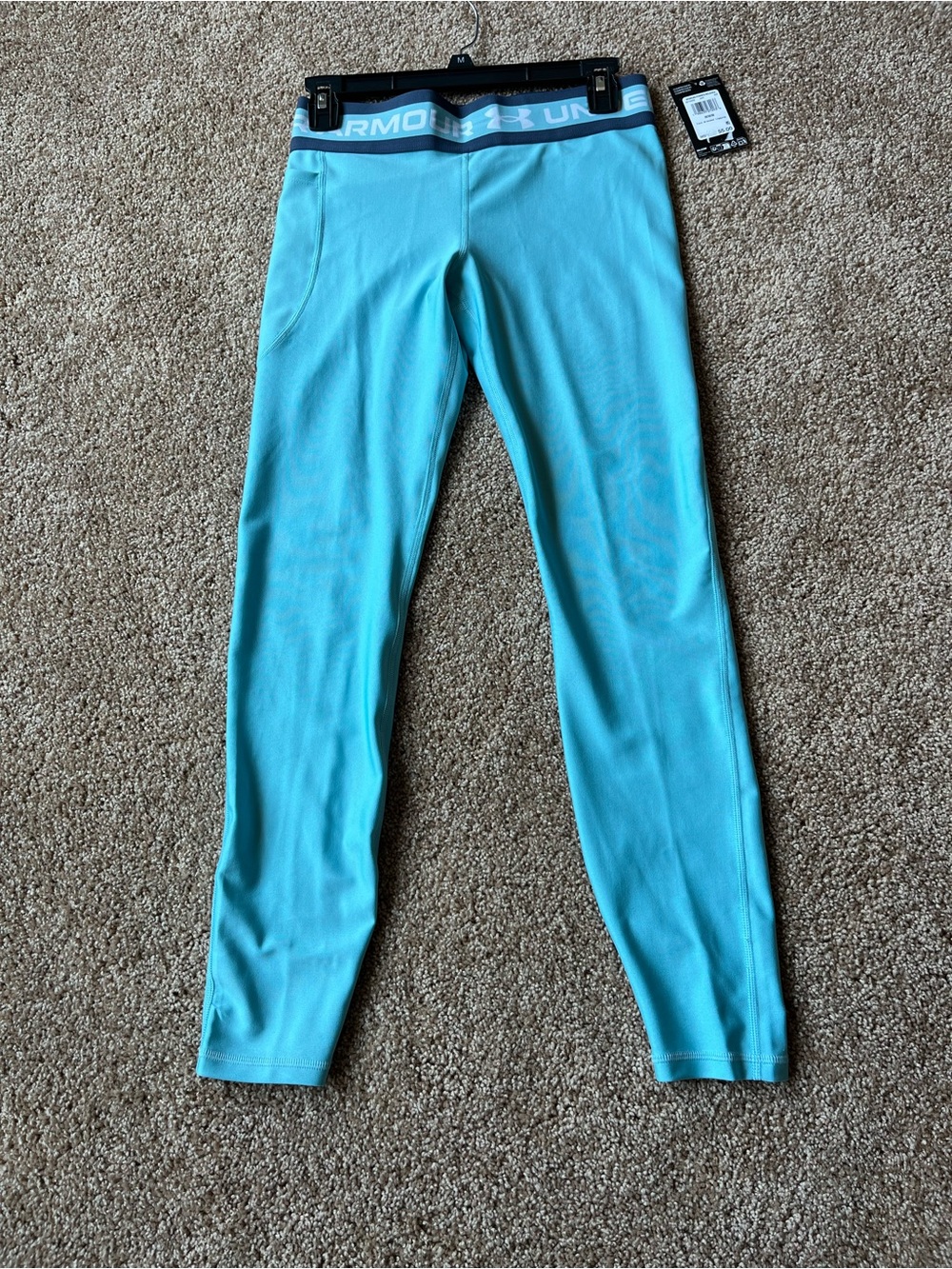 Under Armour Woman Performance Leggings NWT size medium with side pocket